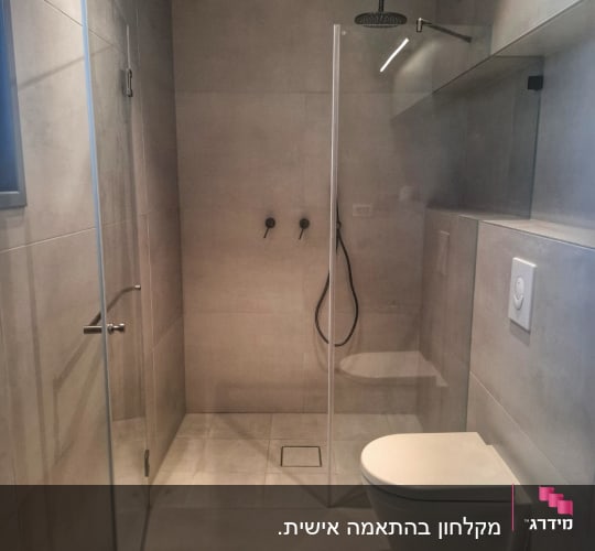 מקלחת עם ראש גשם ודלת זכוכית שקופה